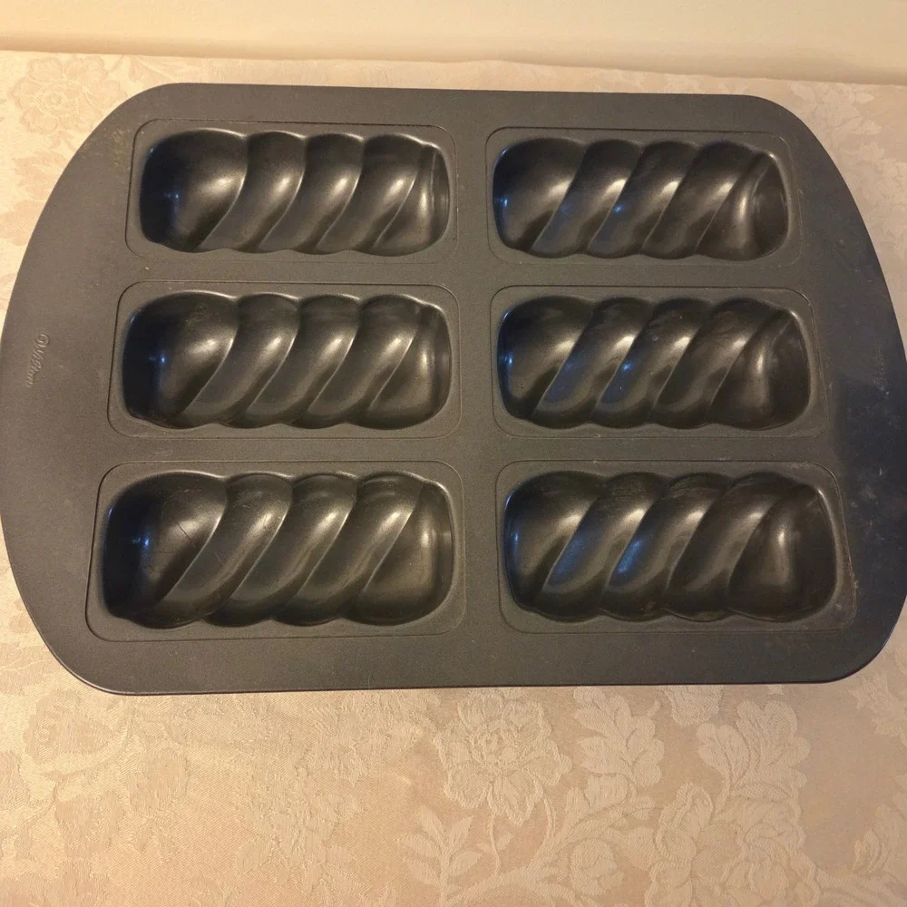 Wilton 6 Cavity Spiral Twist Mini Loaf Pan Non-Stick Dark Gray Bakeware 16x11.25
